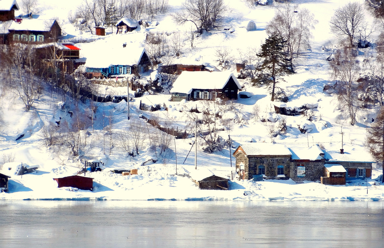 На левом берегу истока Ангары из Байкала