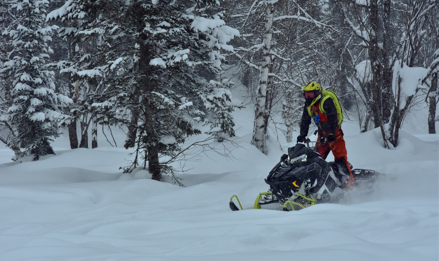 Снегоходы на Поднебесных Зубьях