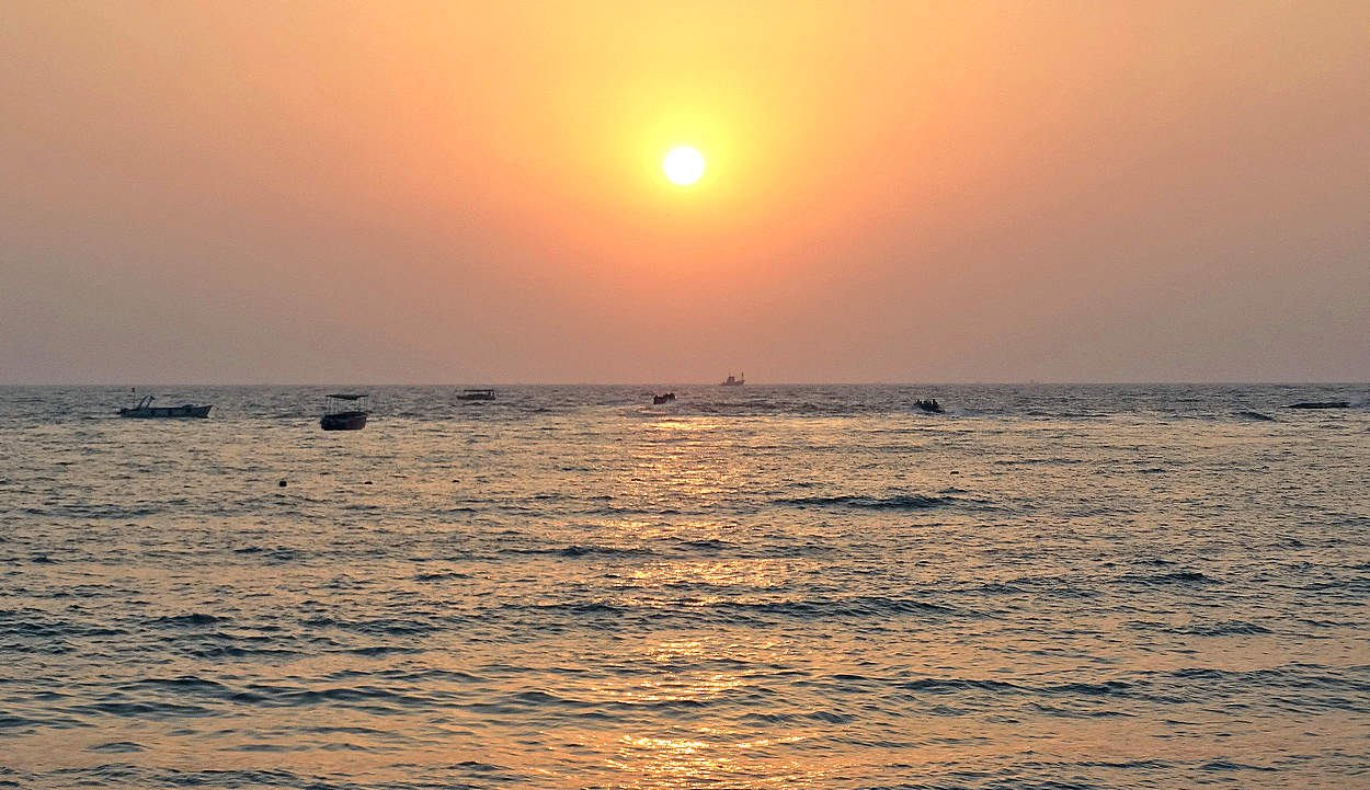 Вечер на море рыбацких катеров