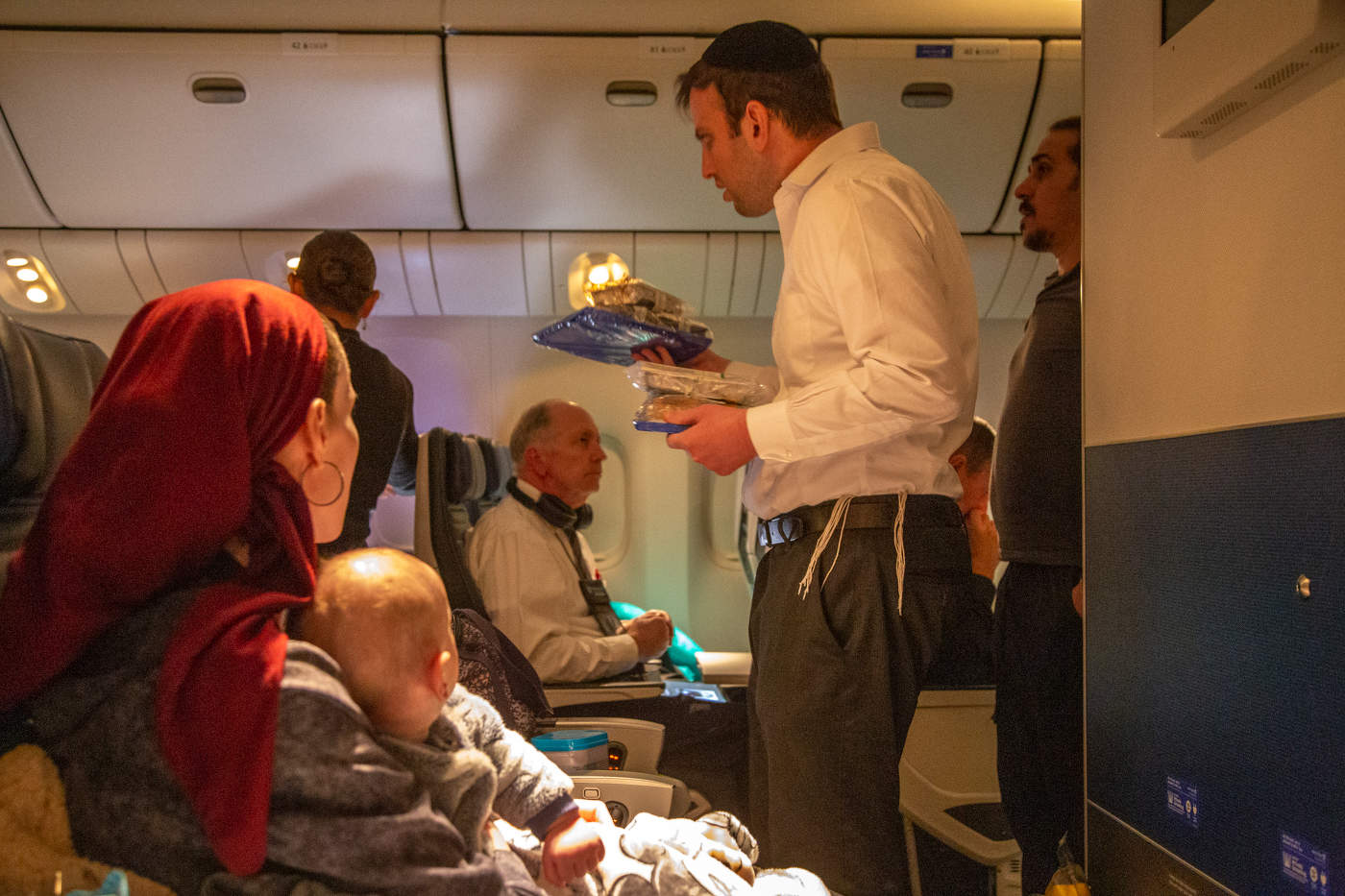 В самолёте.