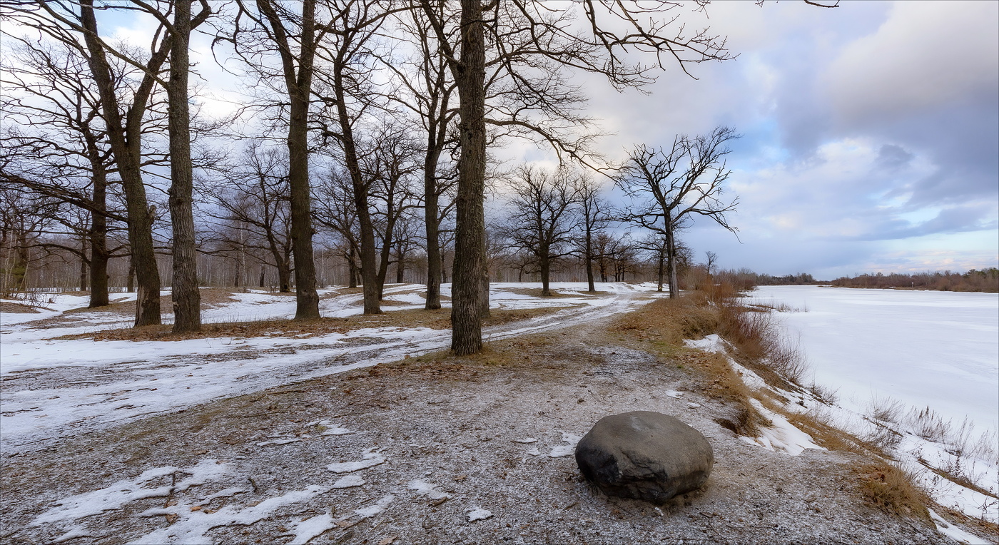 Ждет Весны река...