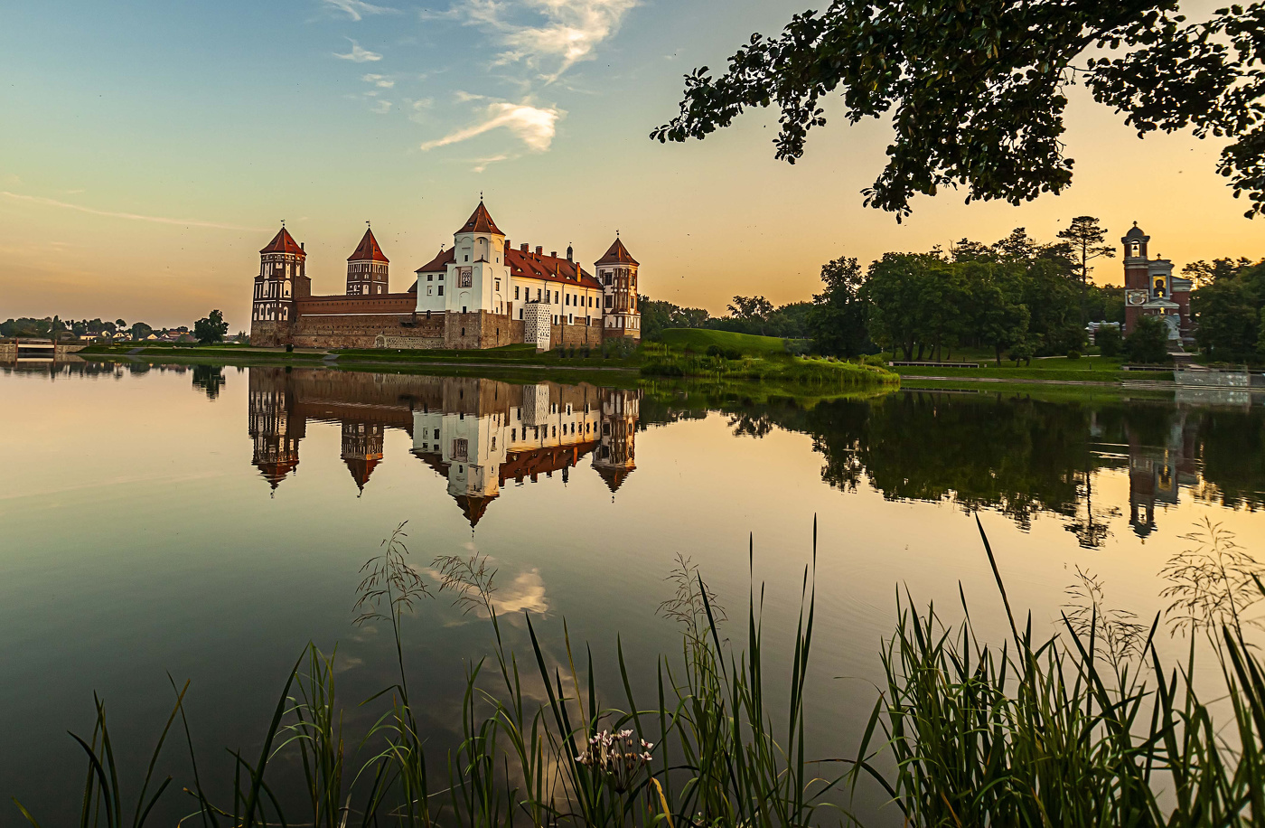 Утро в Мирском замке