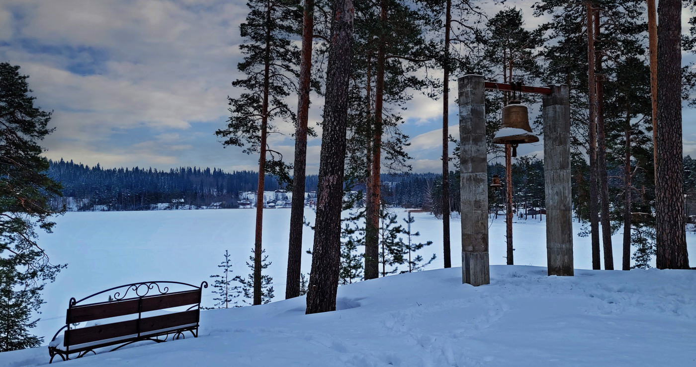 Плыл над землёй колокольный звон.