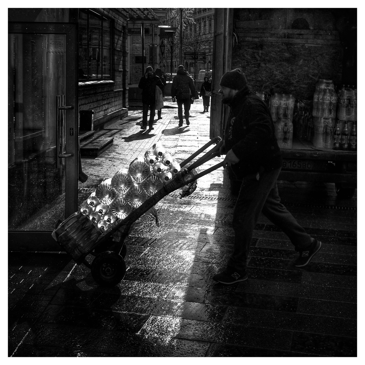 Доставщик воды.