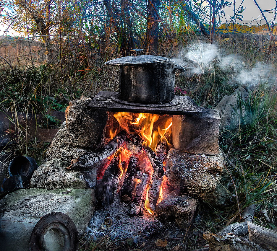 Прошу к столу - вскипело...