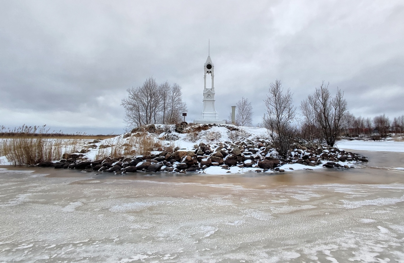 Памятник-маяк Александру II в п. Свирица.