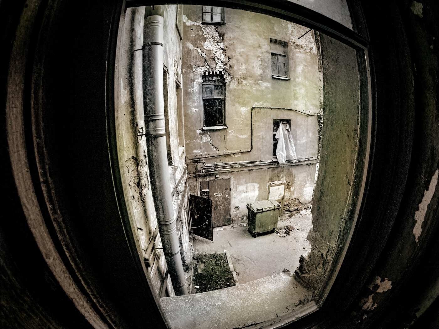 Окно с видом на окна