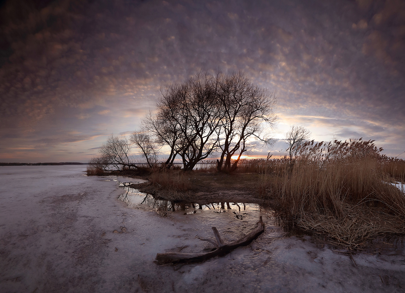 тает лёд/на закате