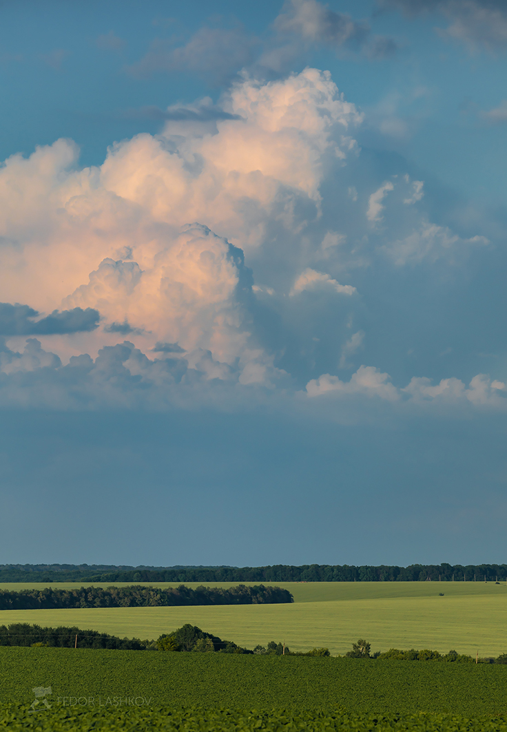Облака над полями