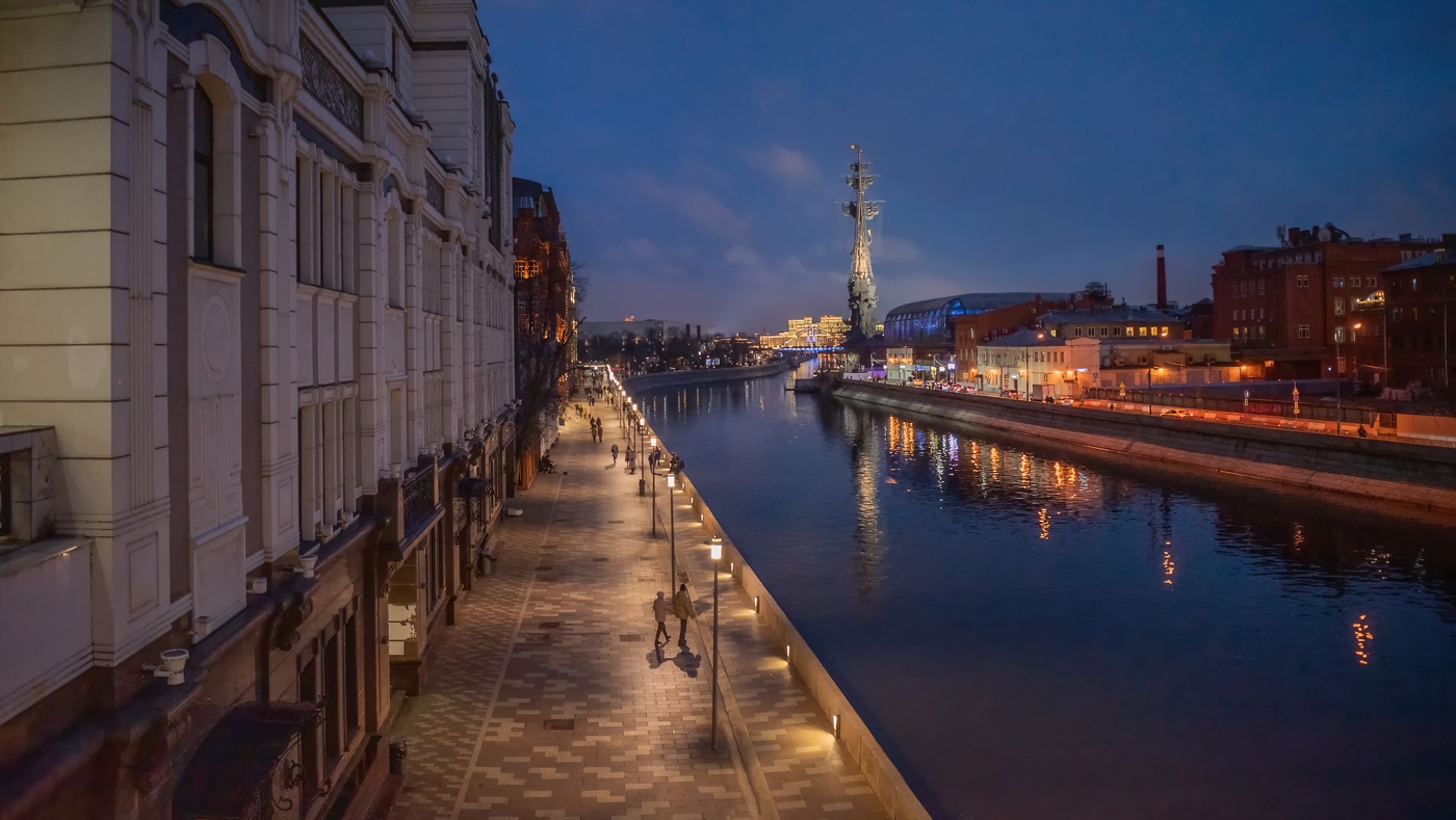 с видом на памятник Петру Первому