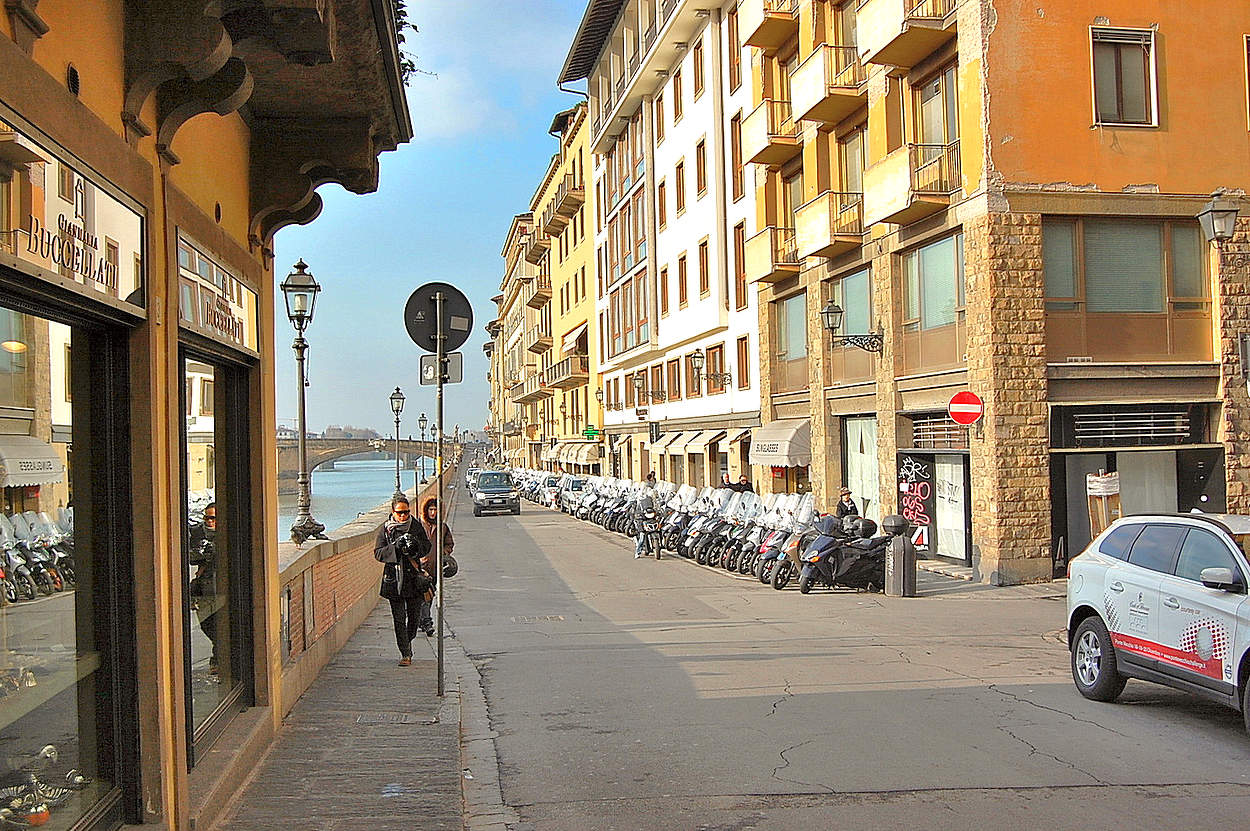 По набережной реки Арно во Флоренции