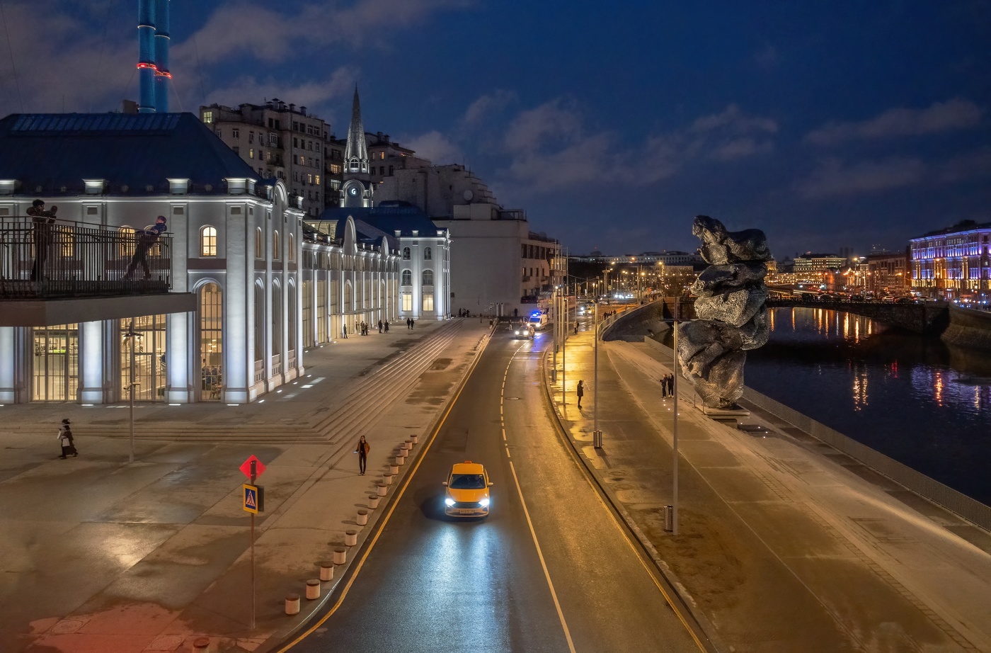 На фоне ГЭС-2