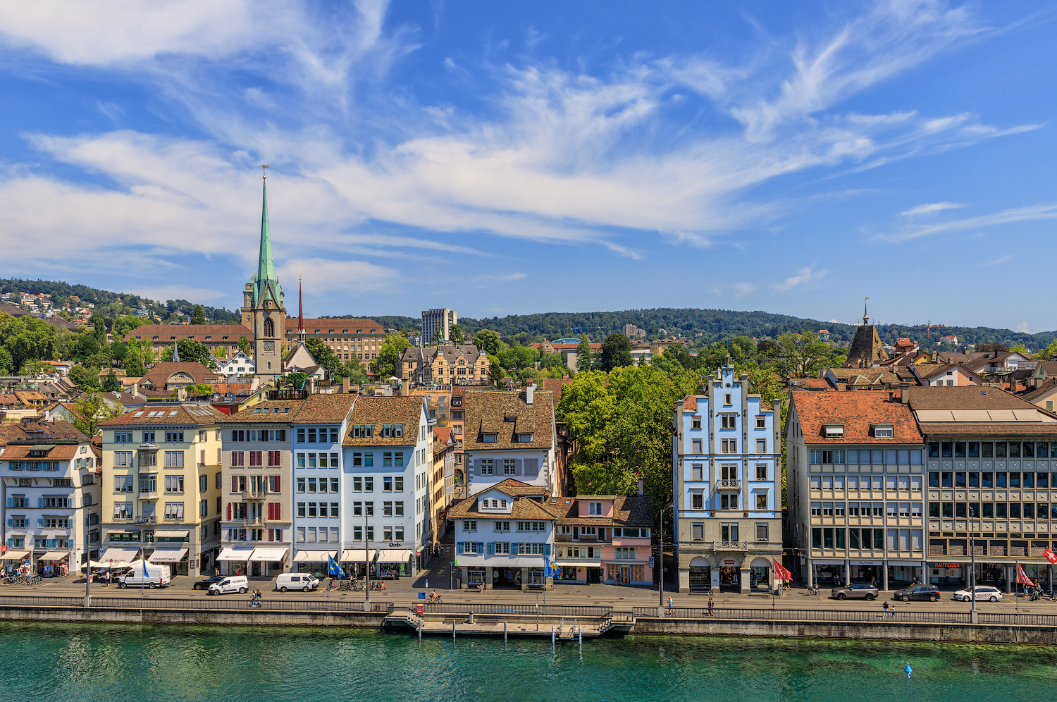 Старый город на берегу бирюзовой реки