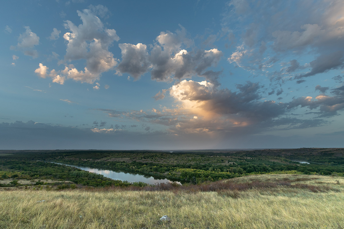 Тихий вечер над рекой