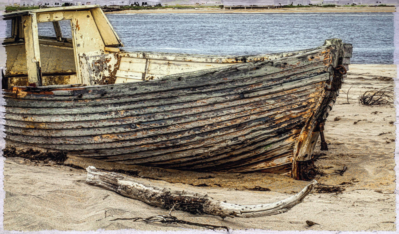 Старый баркас.