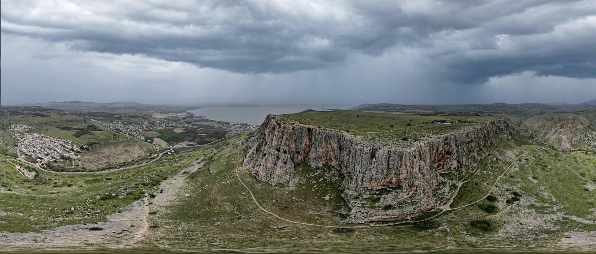 Гора Арбель с видом на озеро Кинерет