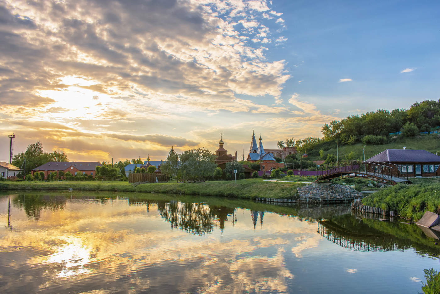 И закатного света лучами освещённый...