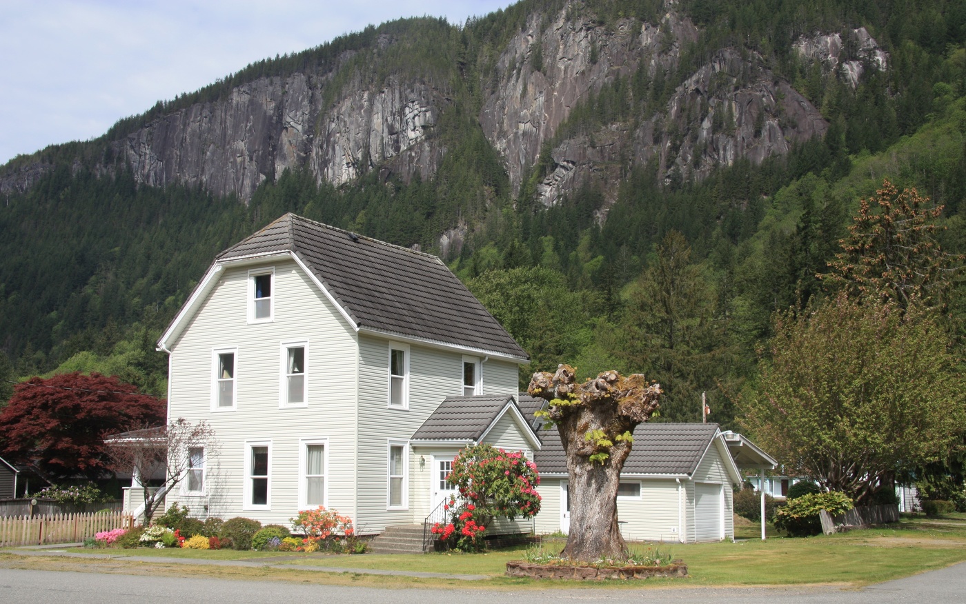 Как за каменной стеной...