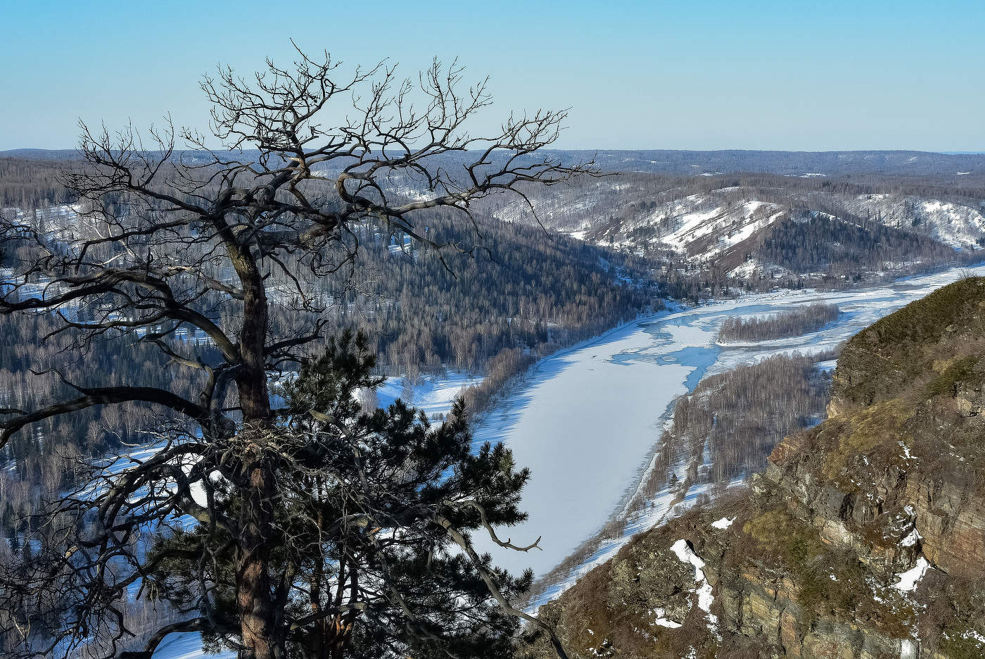 Апрель. Катунские утёсы