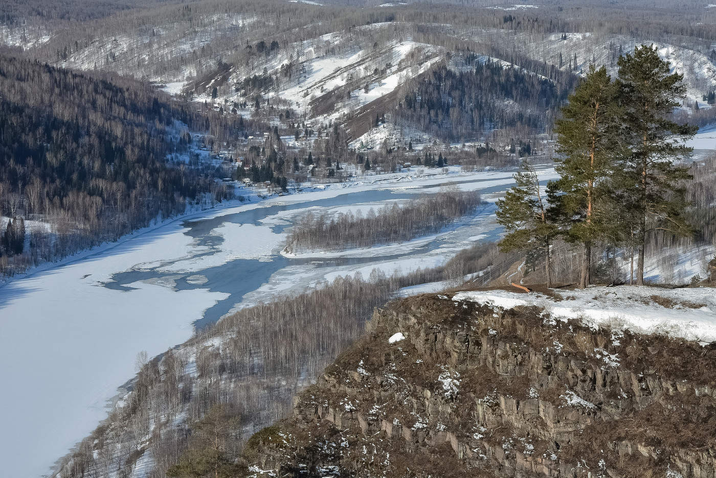 Апрель. Катунские утёсы