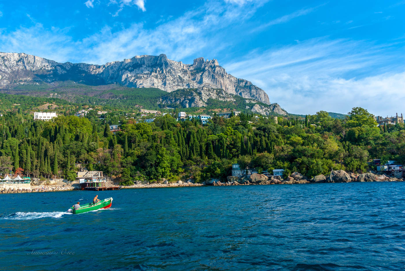 Вид на Алупку и Ай-Петри с моря.
