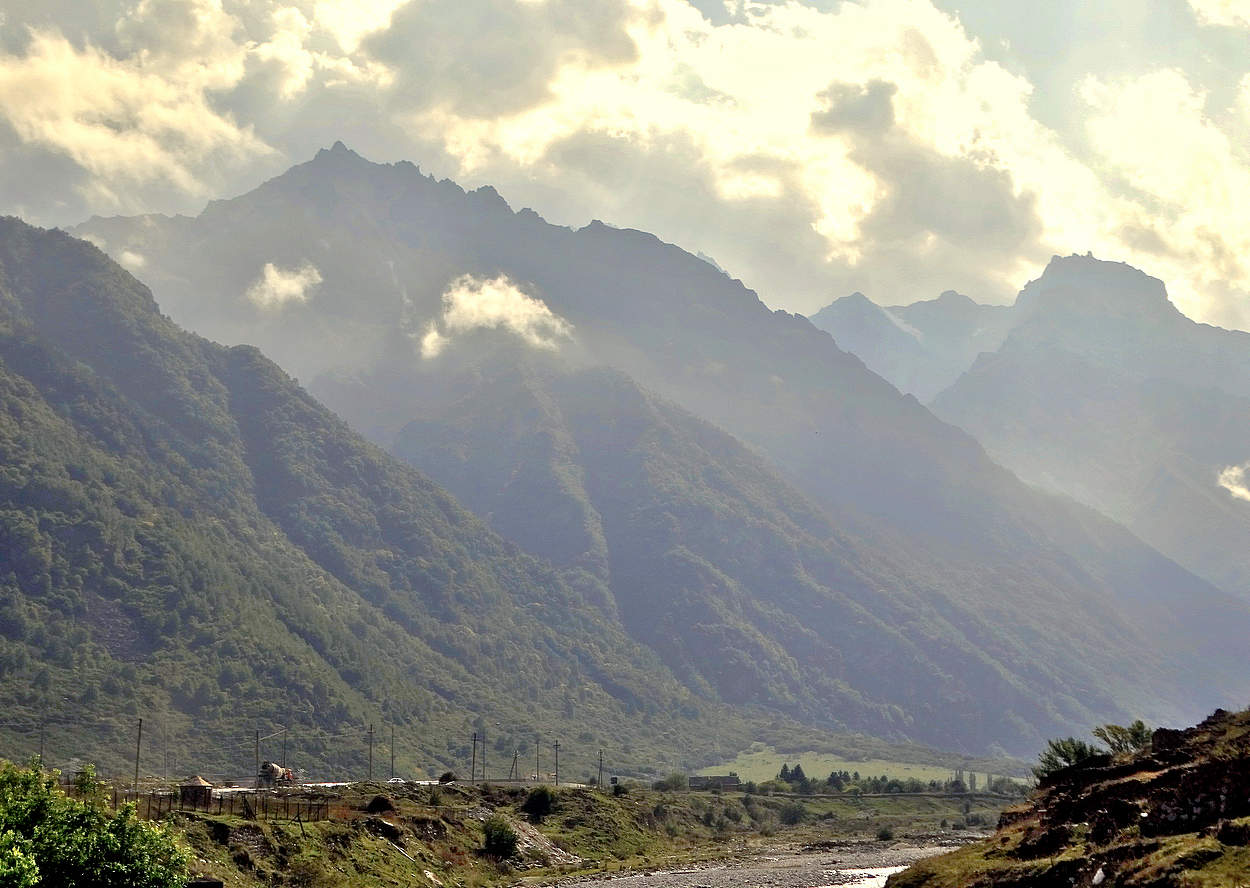 Горы в облаках и тумане