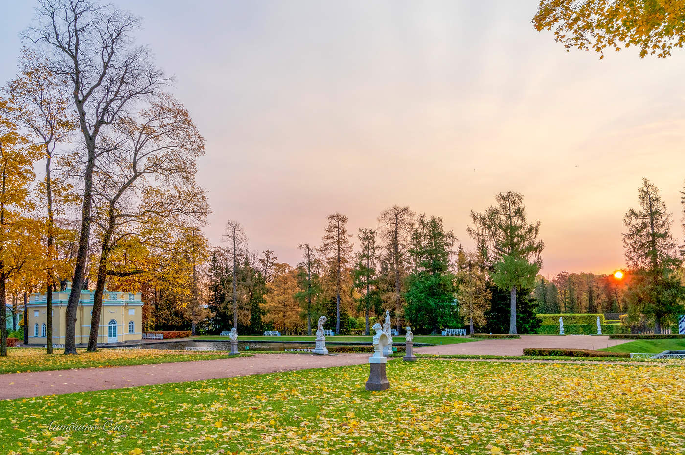 Утро в осеннем Екатерининского парка.