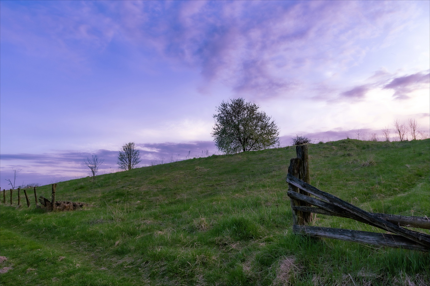 Дремлет вечер за селом...