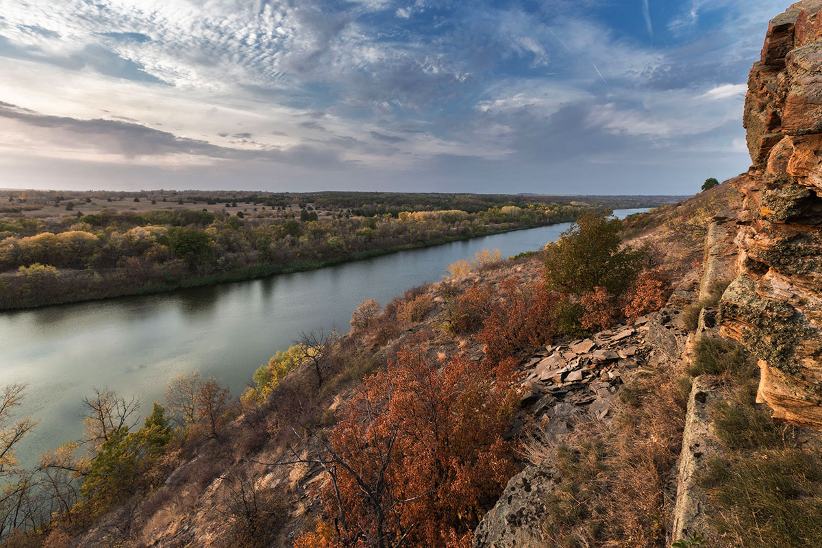 Скала над рекой