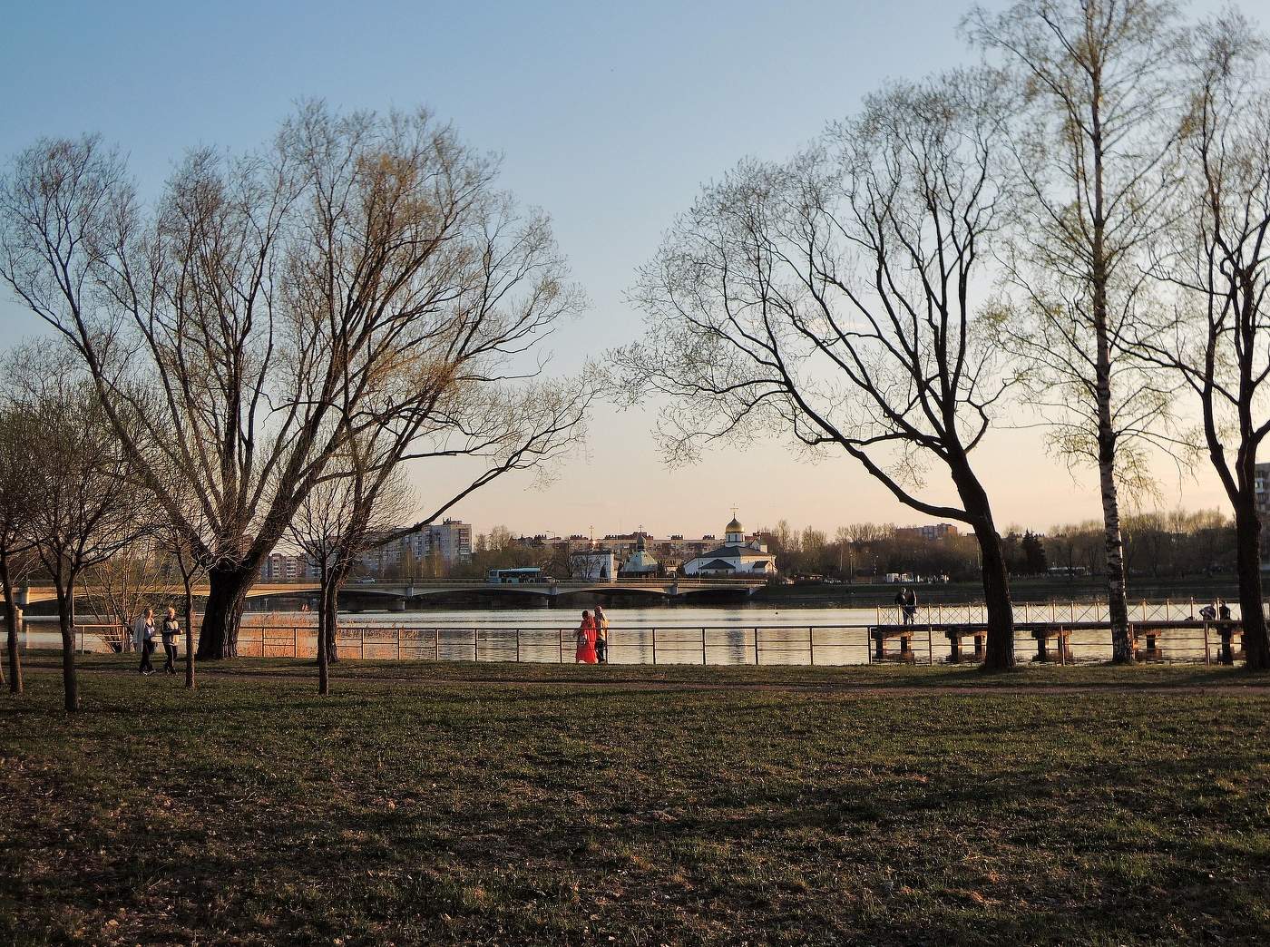 апрельским вечером