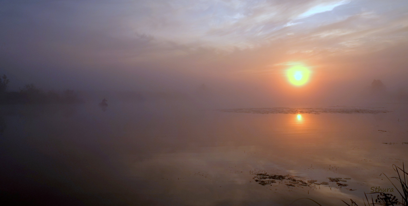 Рассвет на озере.