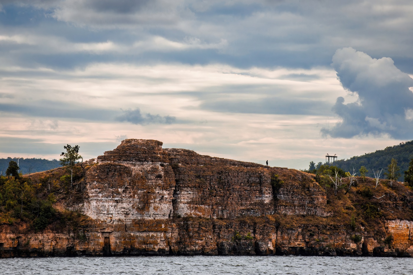 Человек, шагает по Земле.