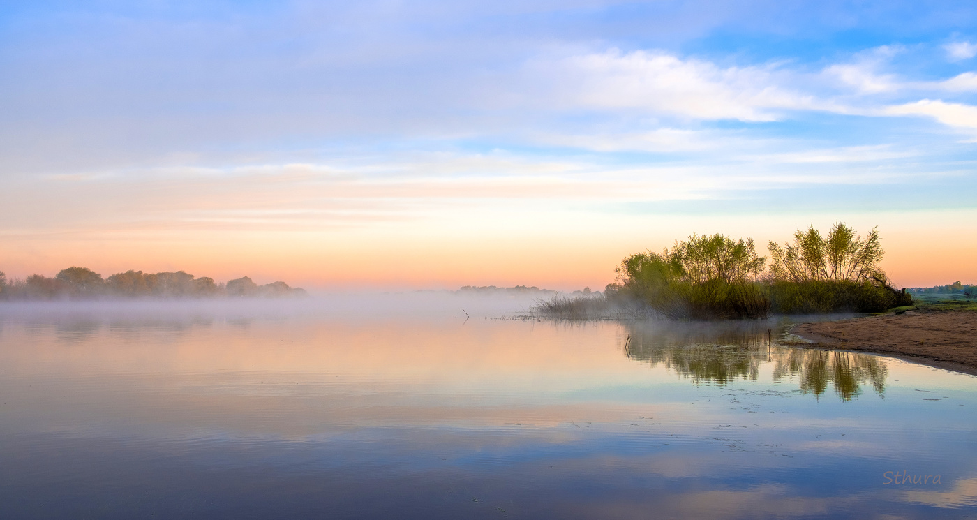 Рассвет на реке.