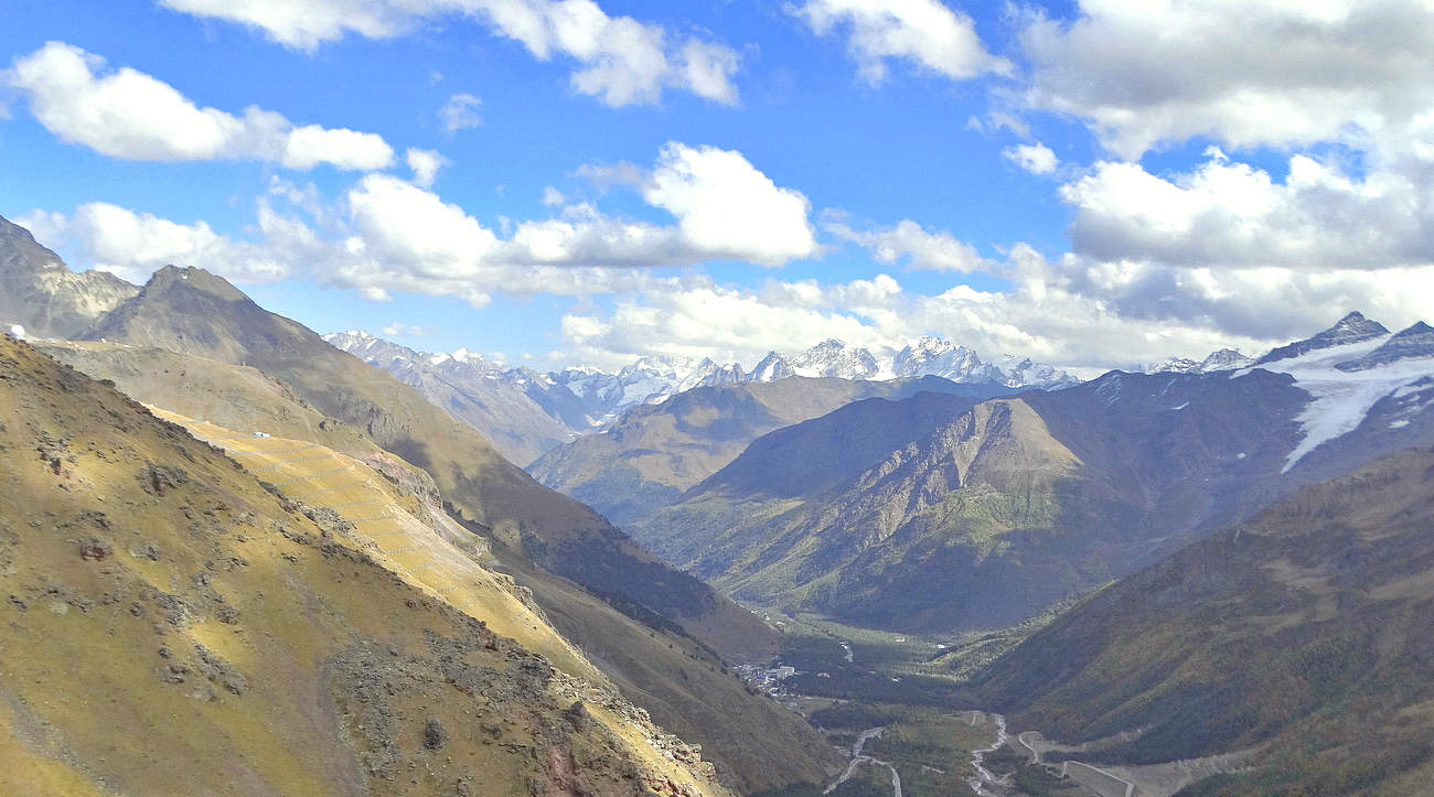 Долина реки Азау между отрогами гор Кавказа