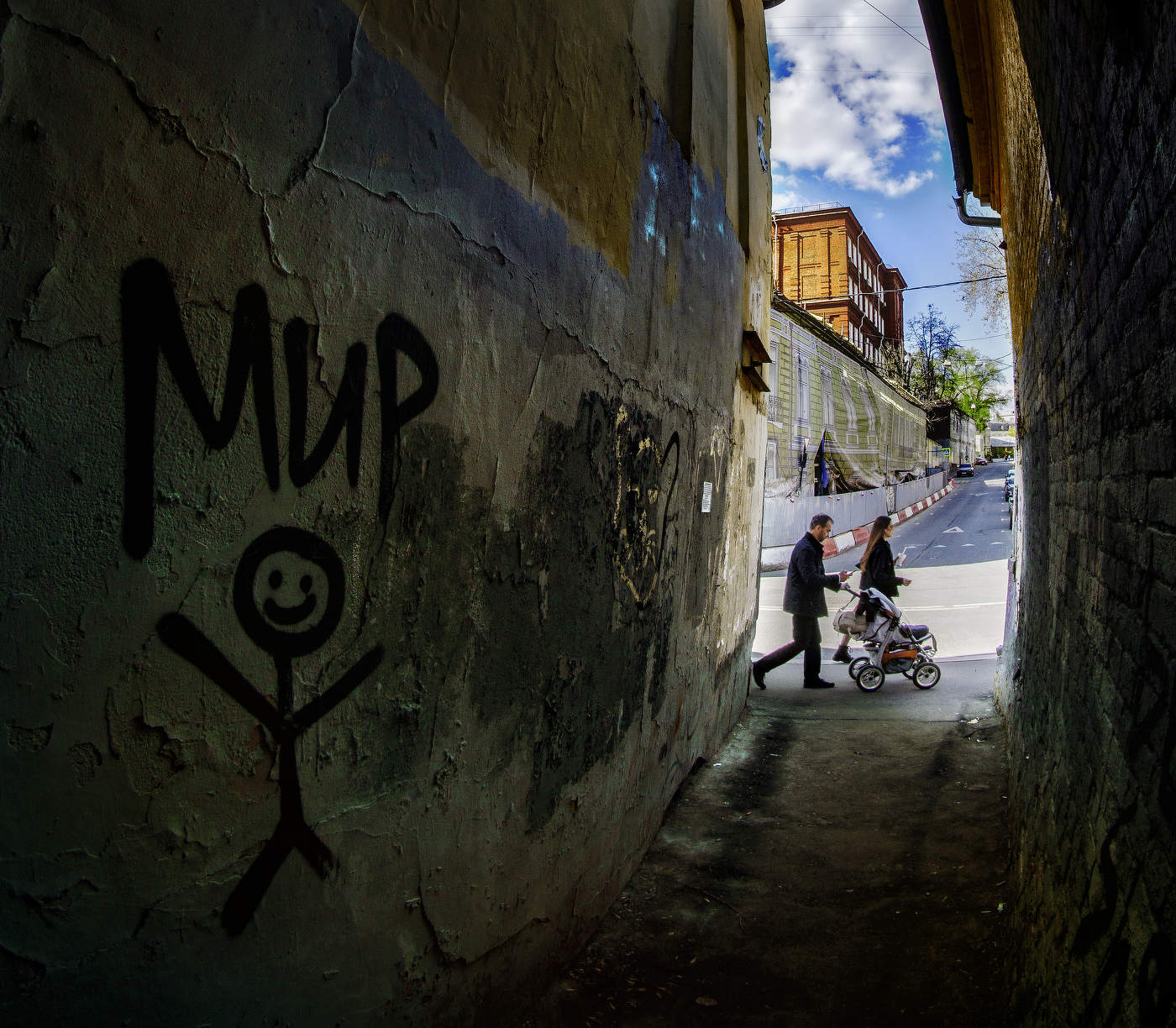 "Мир" в тени