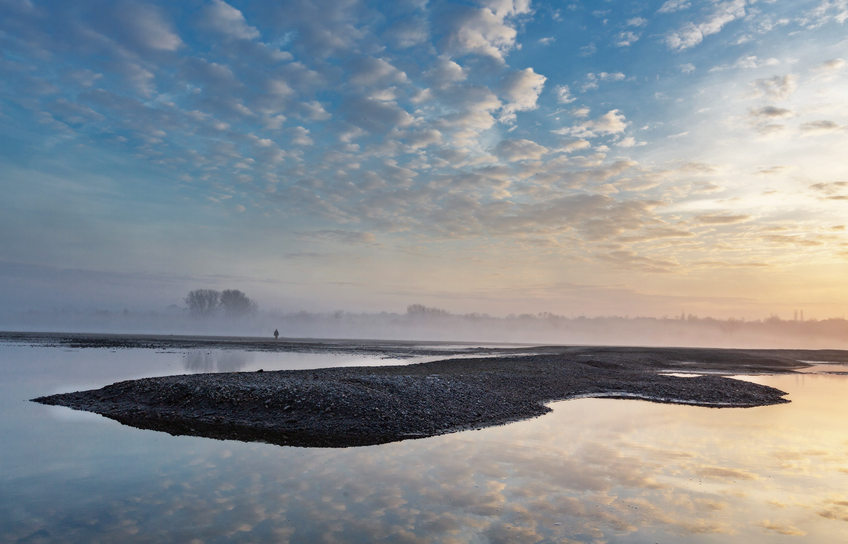 Кто-то бродит у реки