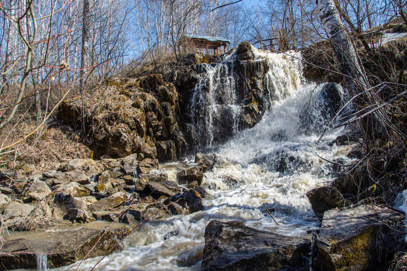 Весенний водопад