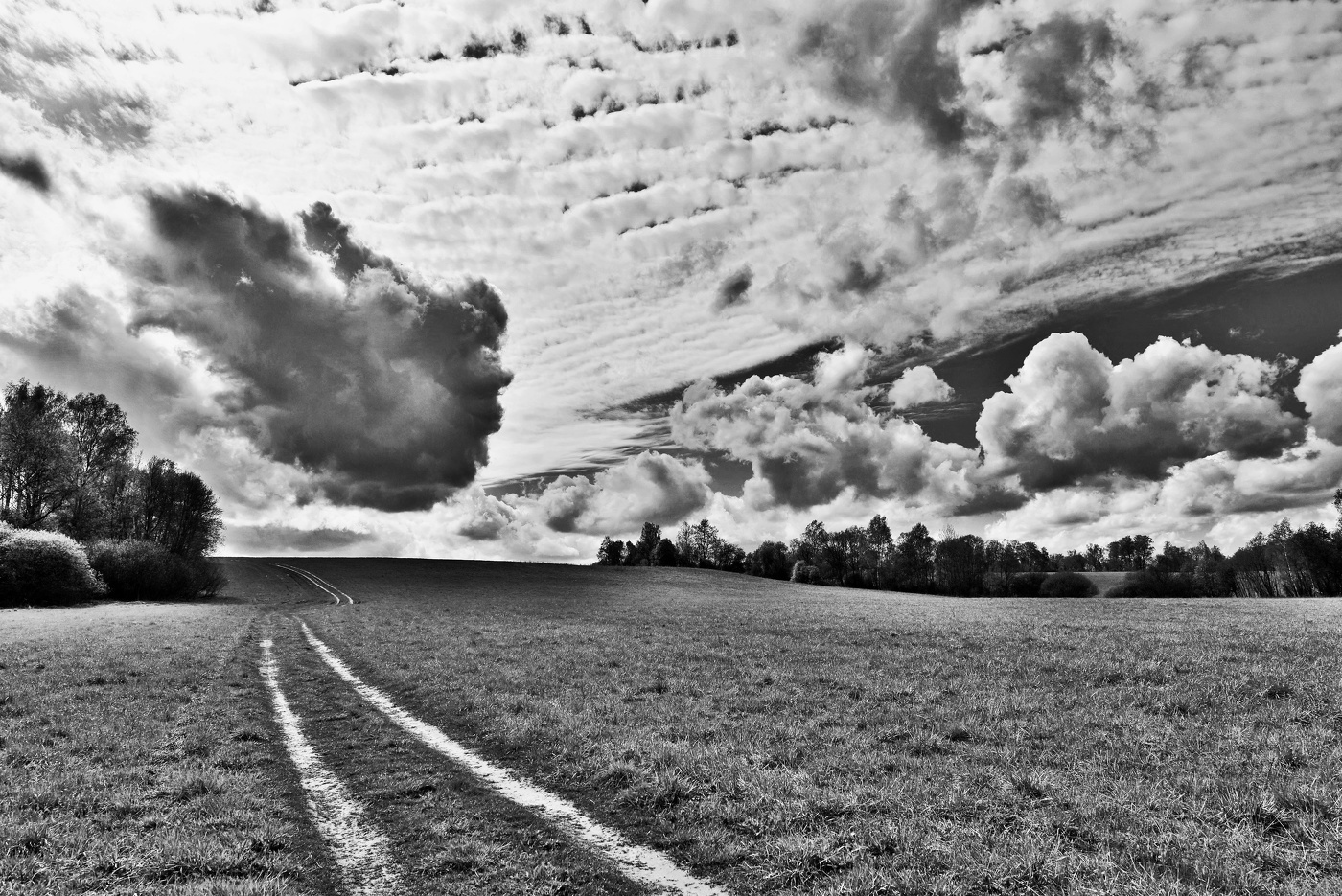 "Облако то клочковато, то неуклюже ..."