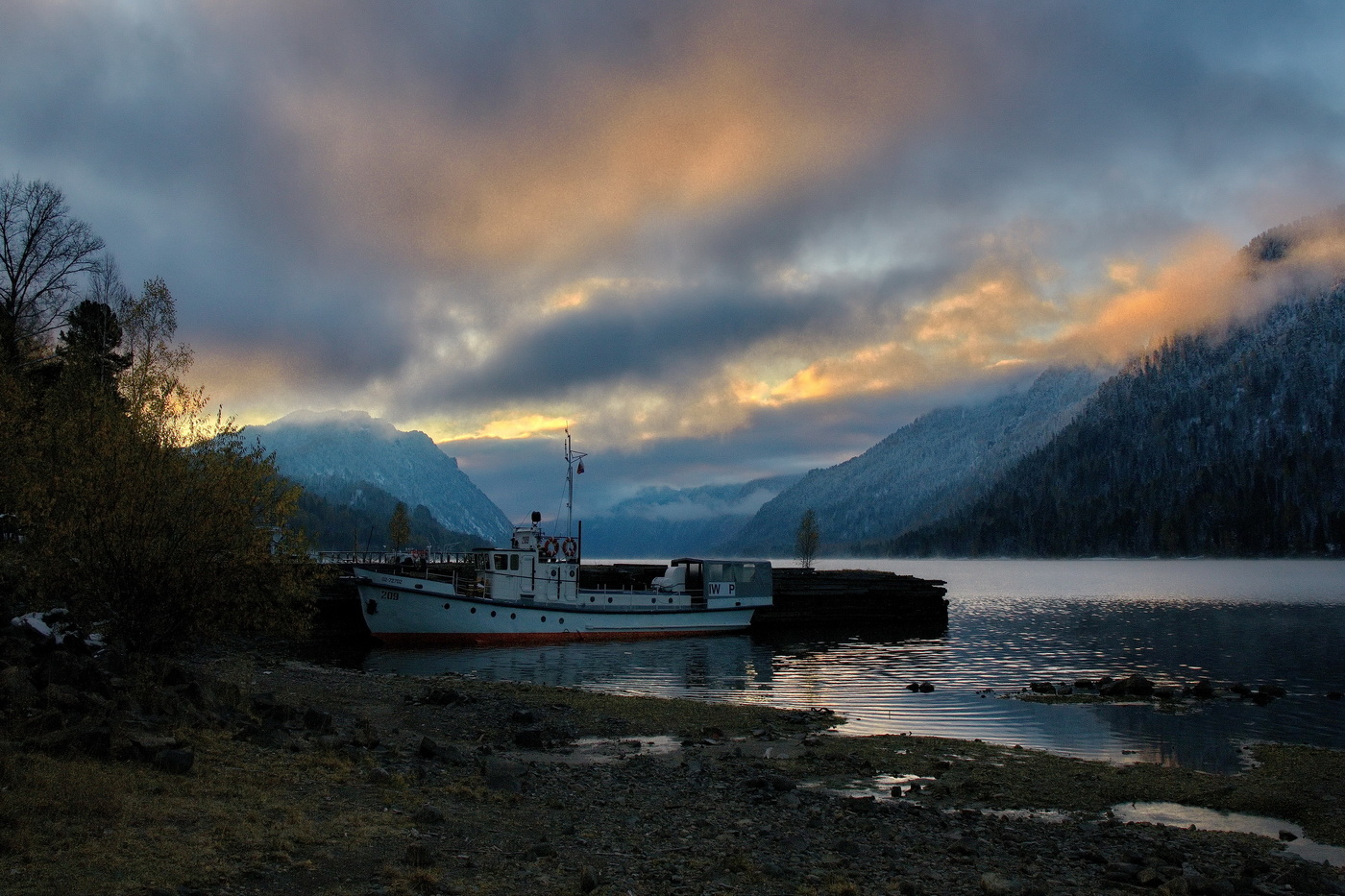 На рассвете.