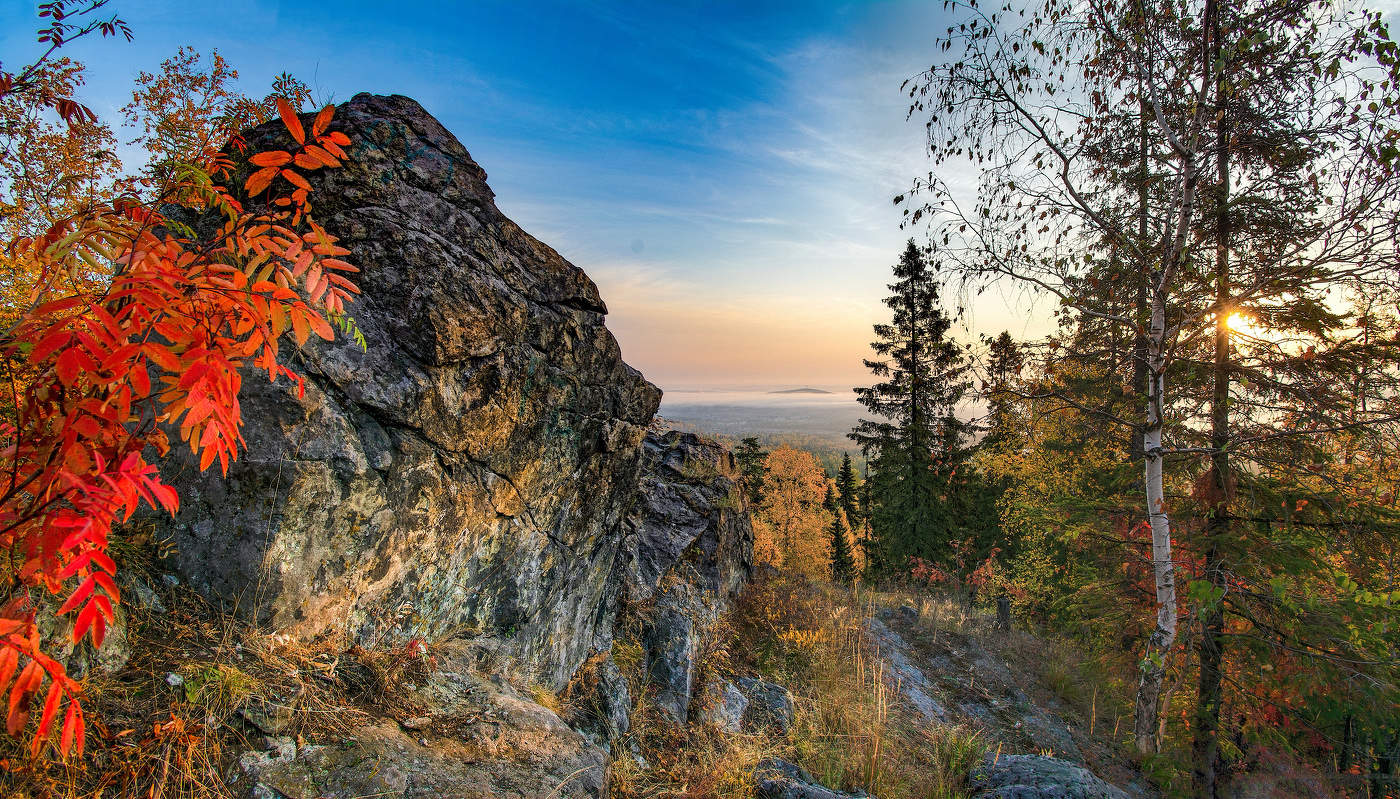 Рассвет в горах, и солнца паутина. Сквозь вату, набежавших облаков