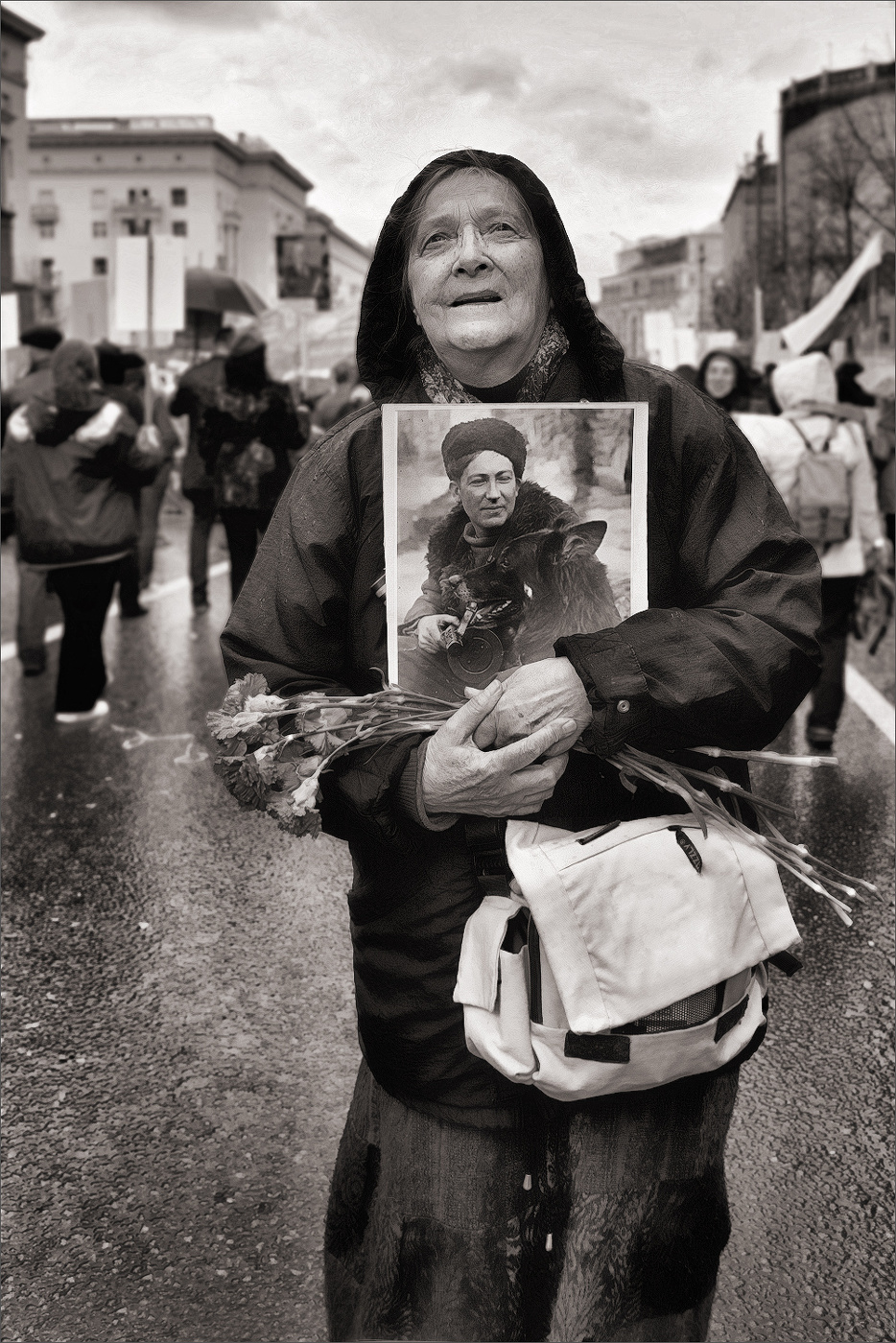 Под дождем...