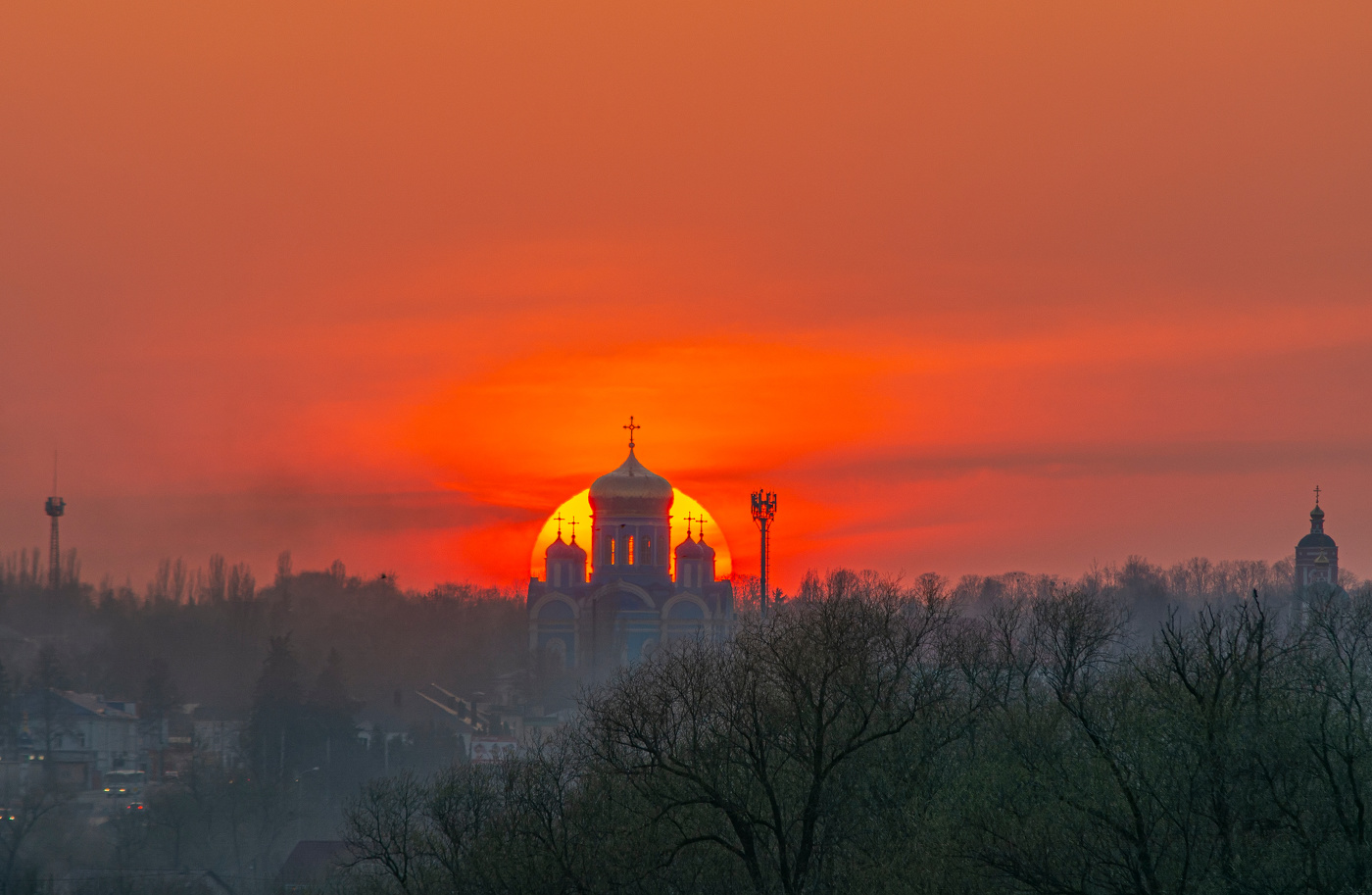 Тихвинский на фоне заходящего солнышка