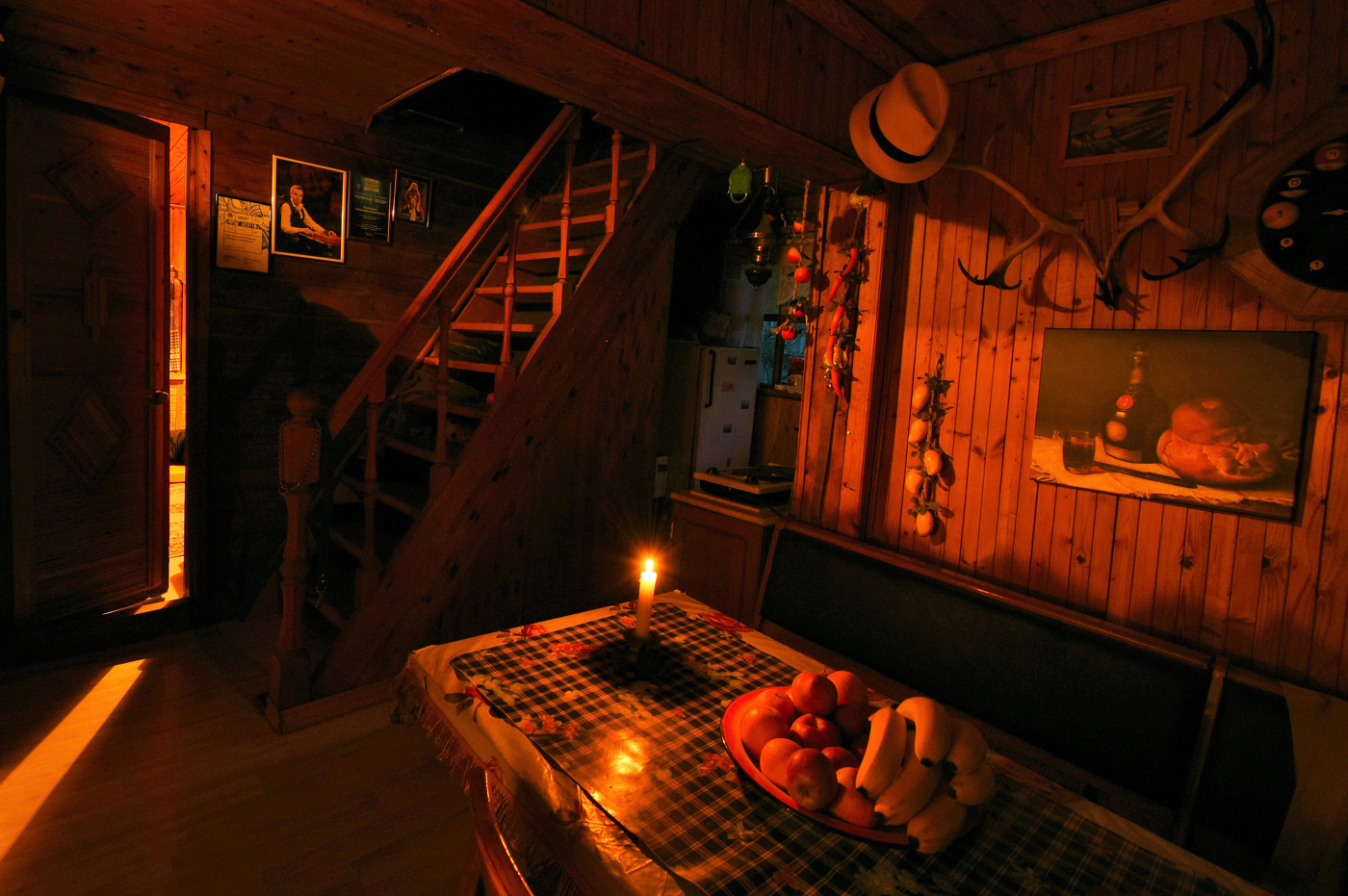 Приоткрыта дверь, как знак вопроса: "Кончено иль пробовать еще?"