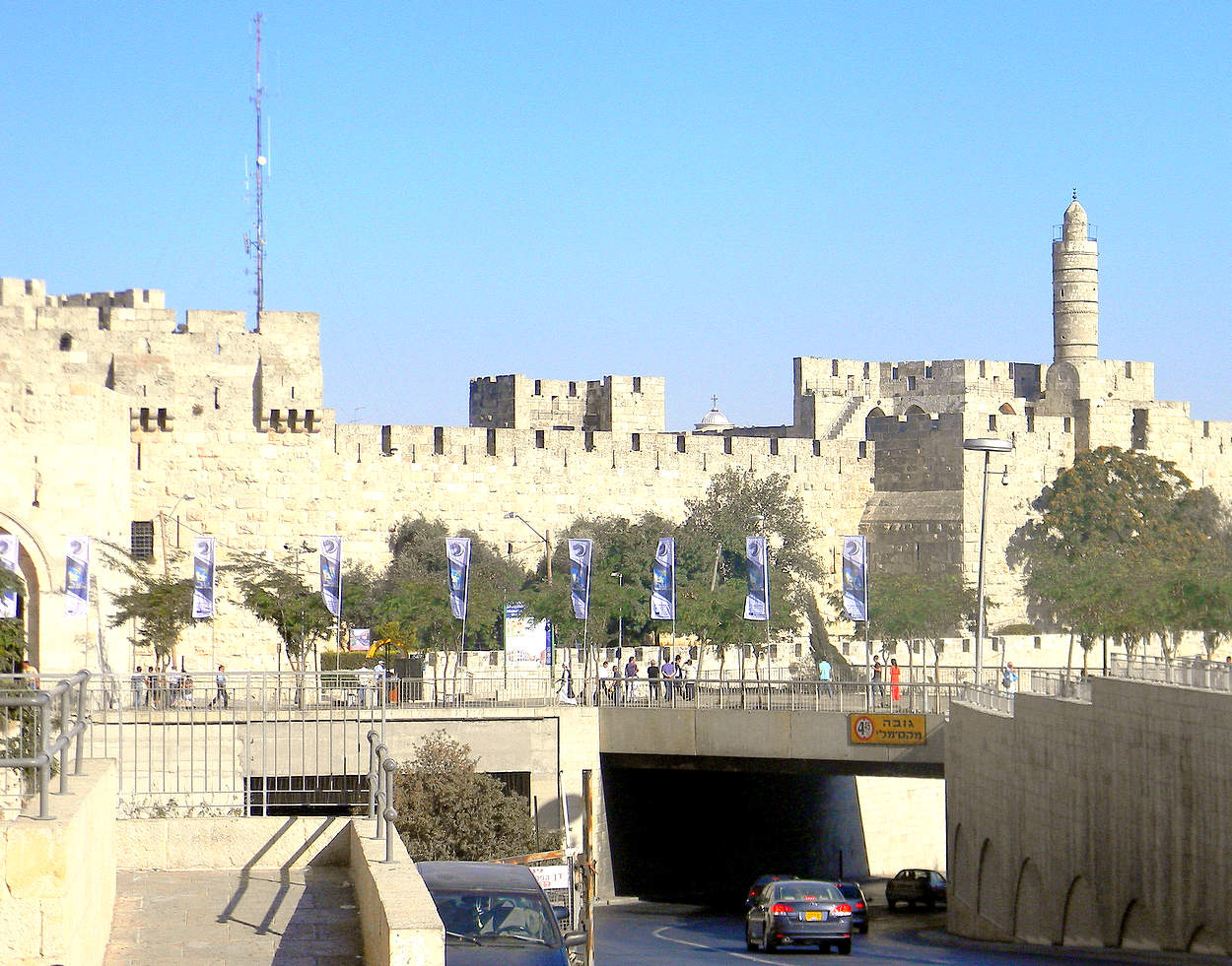 Проезжая мимо стены плача в Иерусалиме