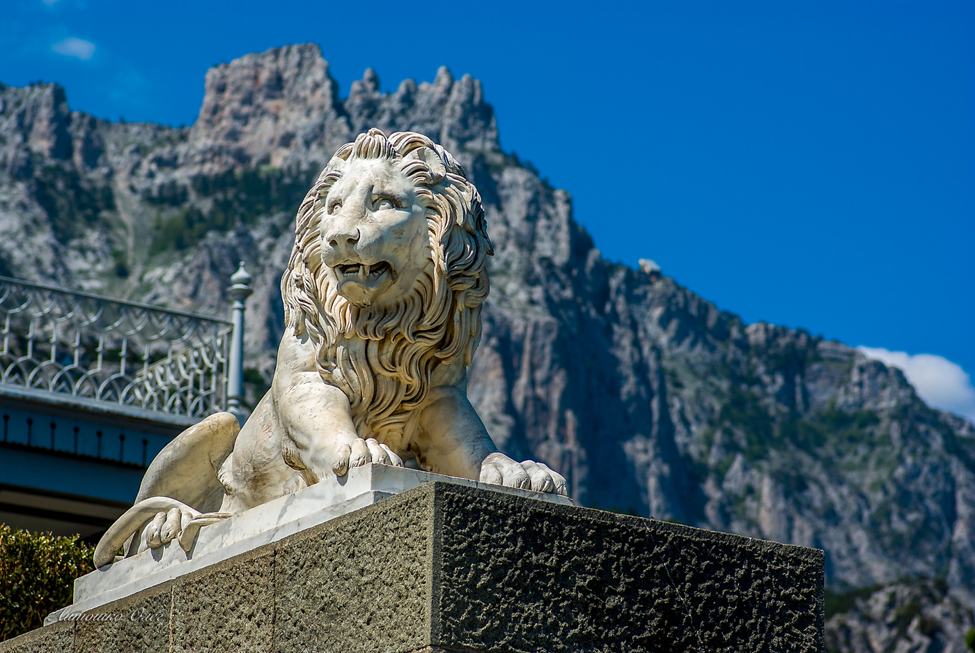 Львы парка Воронцовского дворца в Алупке.