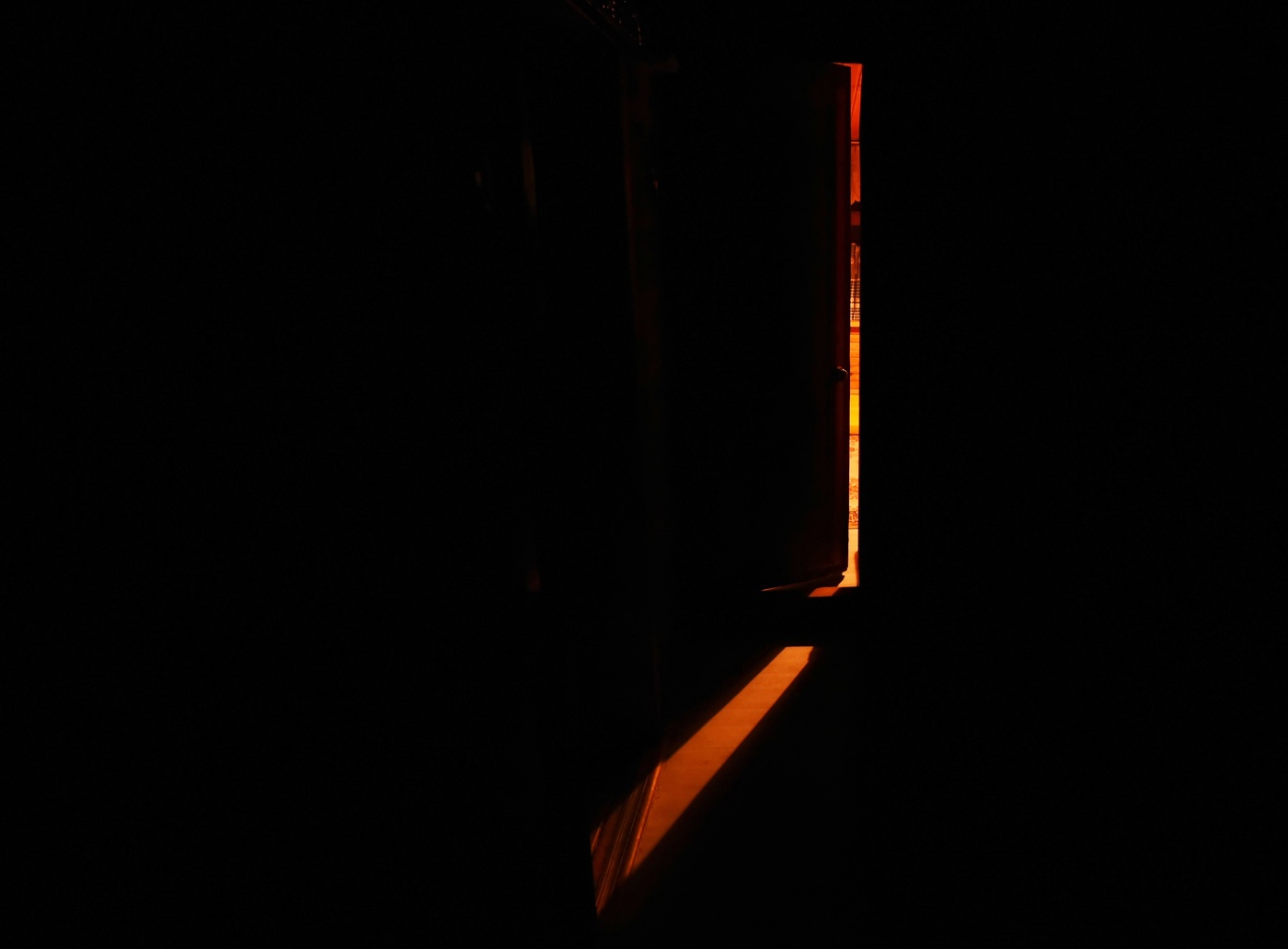 "Прости меня, что в щелке свет увидел, от сквозняка, в чуть приоткрытой двери..."