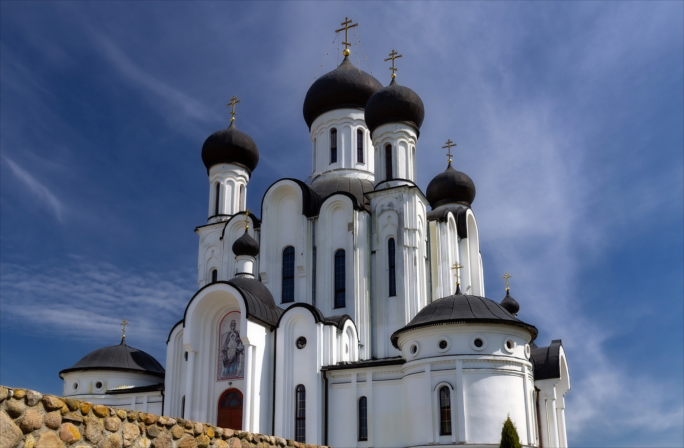 Белый храм, ты паришь в небесах...