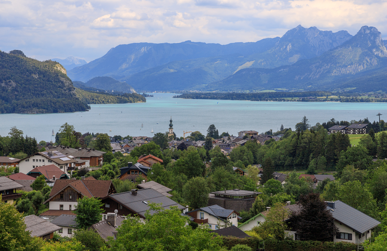 Тихий уютный городок на берегу озера