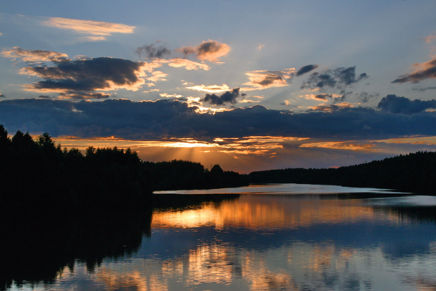 Закат на реке