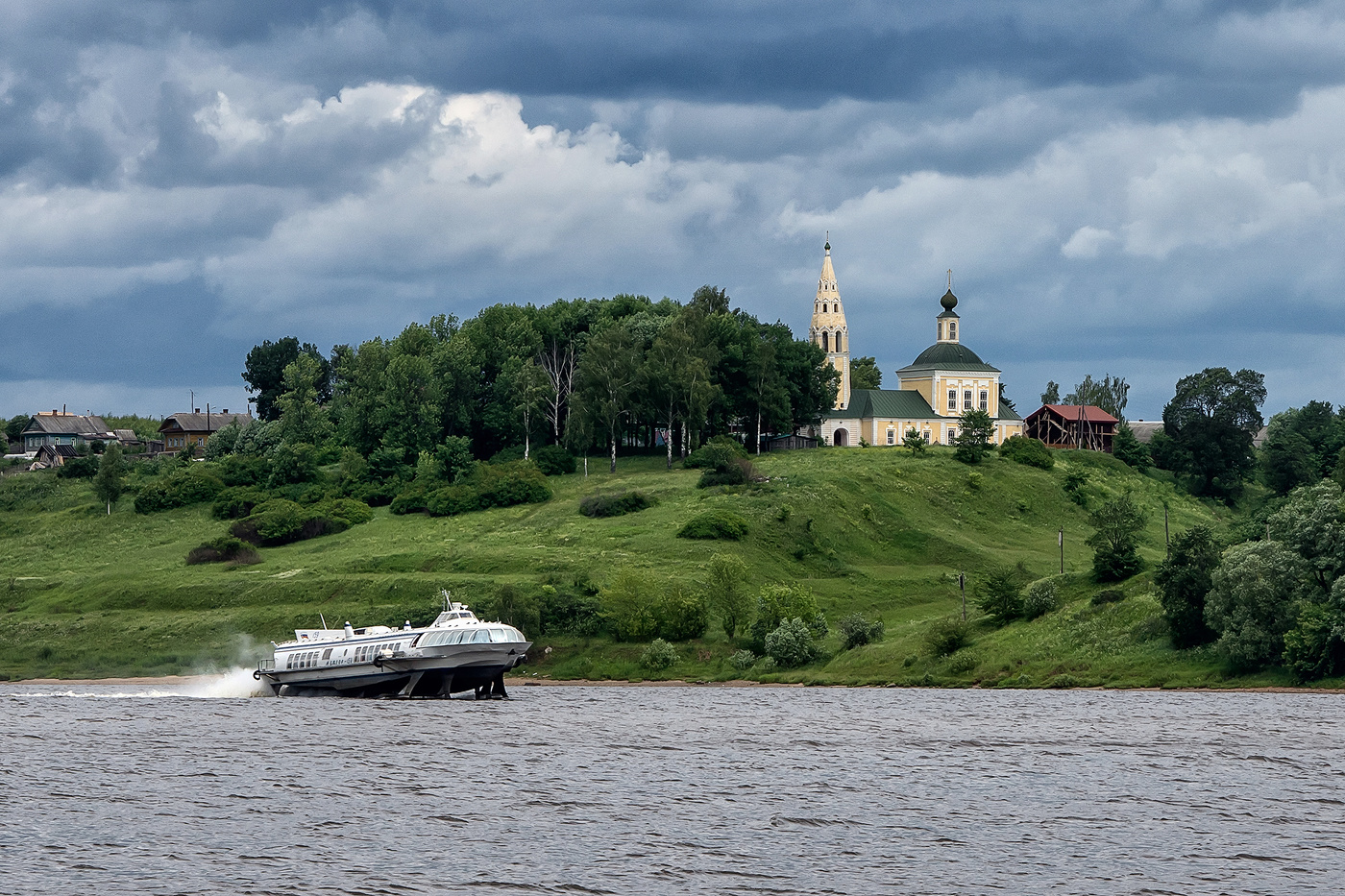 Течёт неспешно времени река